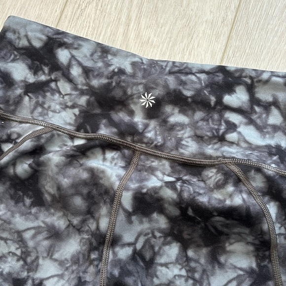 Athleta Tie Dye Salutation 7/8 Ankle Leggings Size Small Black Grey - Picture 7 of 11